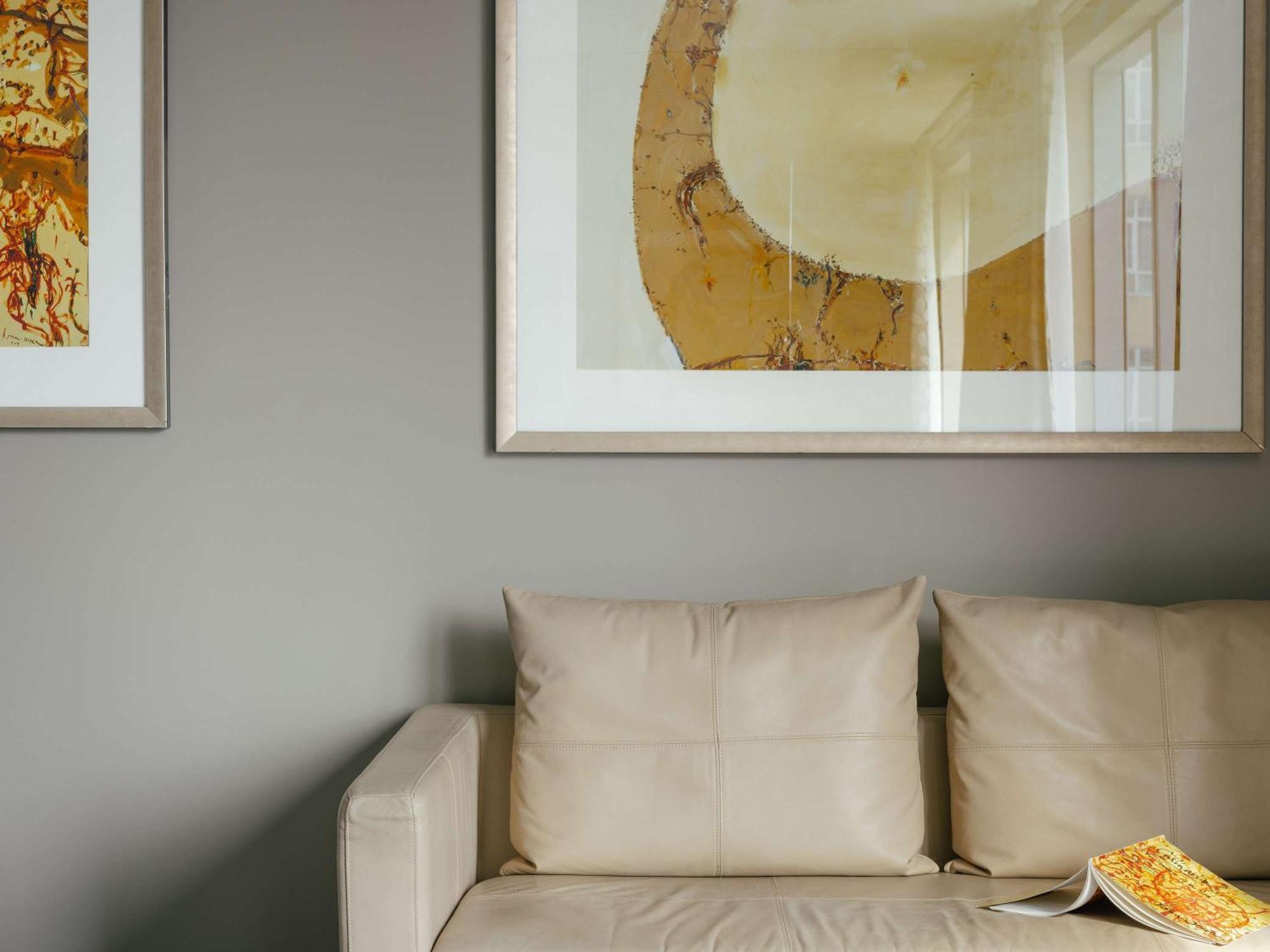 Art Series - The Olsen Melbourne City Exterior foto A room with a sofa