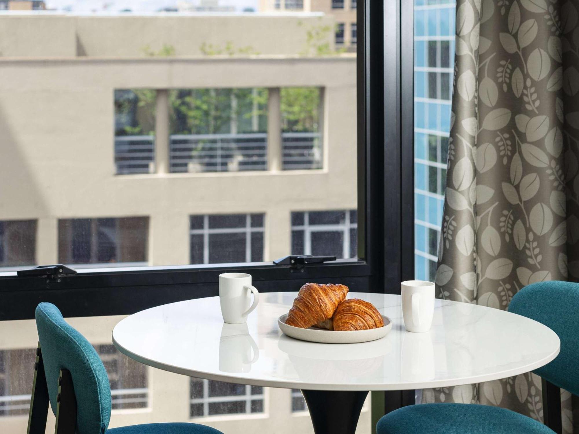 Art Series - The Olsen Melbourne City Exterior foto A table and chairs
