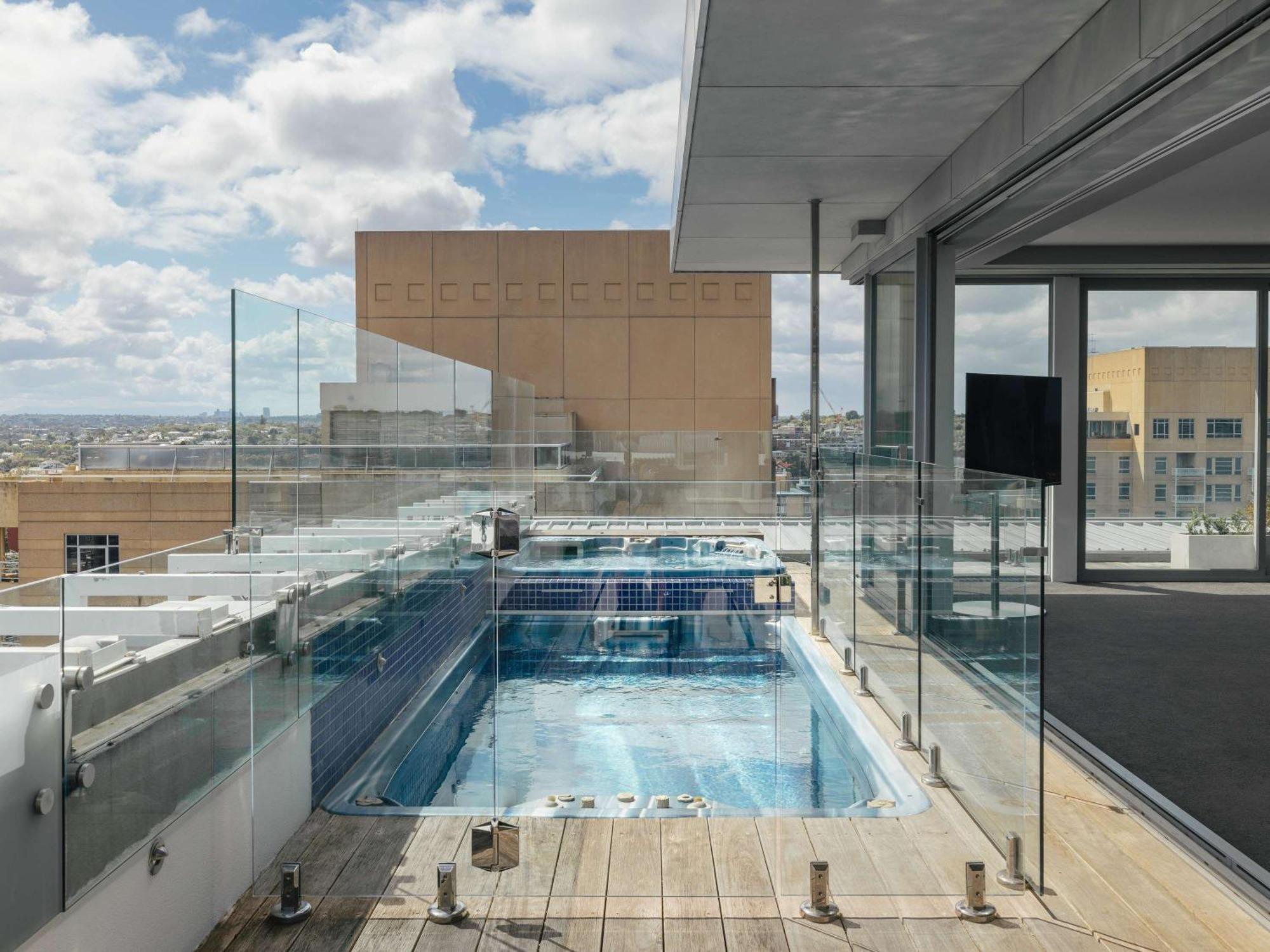 Art Series - The Olsen Melbourne City Exterior foto The rooftop pool at the hotel
